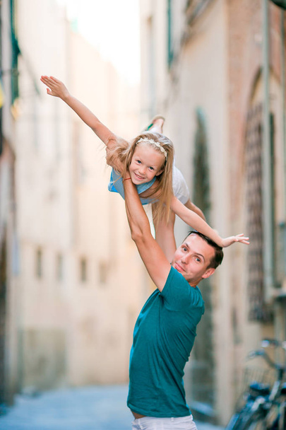 Счастливый отец и маленькая очаровательная девочка в Риме во время летних каникул
 - Фото, изображение