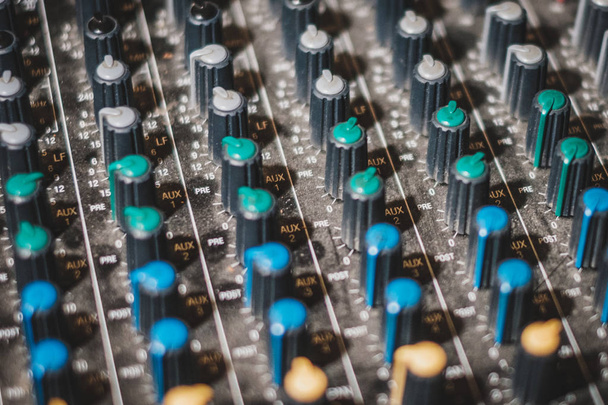 boutons de mélangeur de studio - équipement de musique, contrôleur sonore - - Photo, image