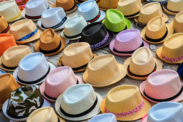 Європи, Іспанія, Балеарські острови, Майорка, Пальма де Майорка, капелюхи для продажу в Маркет стріт. - Фото, зображення