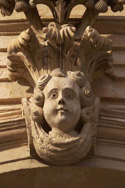 Italia, Sicilia, Scicli (Ragusa), facciata della chiesa barocca di San Giovanni (XVIII secolo d.C.), statua ornamentale
 - Foto, immagini
