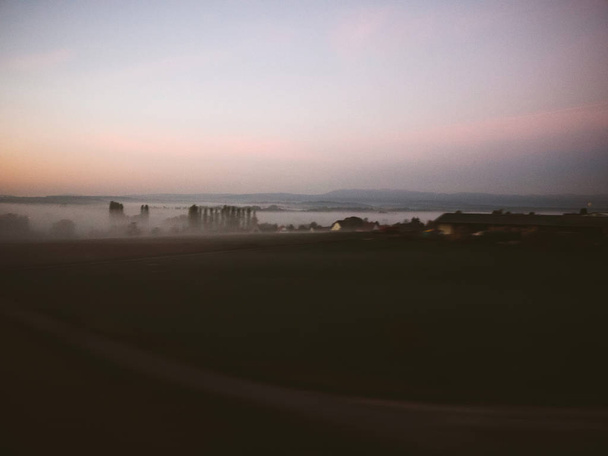 Cestovat přes mlhu pohled z okna vlaku - Fotografie, Obrázek