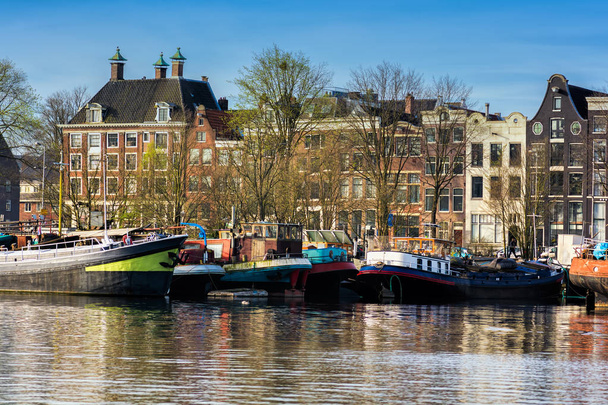 Paisaje urbano del horizonte de Ámsterdam desde el Oosterdok en los Países Bajos
. - Foto, imagen