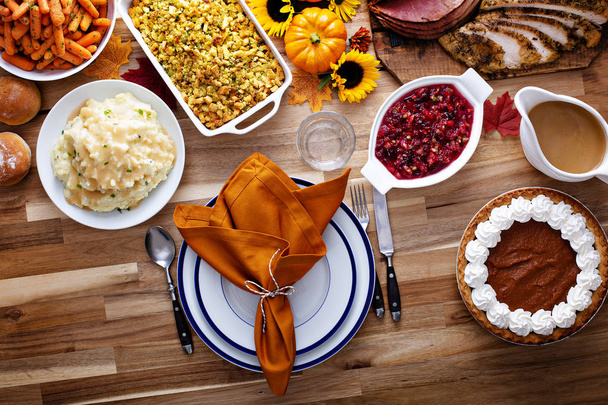 Thanksgiving table with turkey and sides - Fotografie, Obrázek