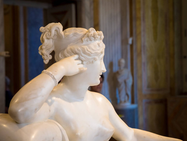 ΡΩΜΗ, ΙΤΑΛΙΑ - 24 ΑΥΓΟΥΣΤΟΥ 2018: λεπτομέρεια από το άγαλμα του Antonio Canova της Pauline Bonaparte, το αριστούργημά του που βρίσκεται στη Villa Borghese - Φωτογραφία, εικόνα