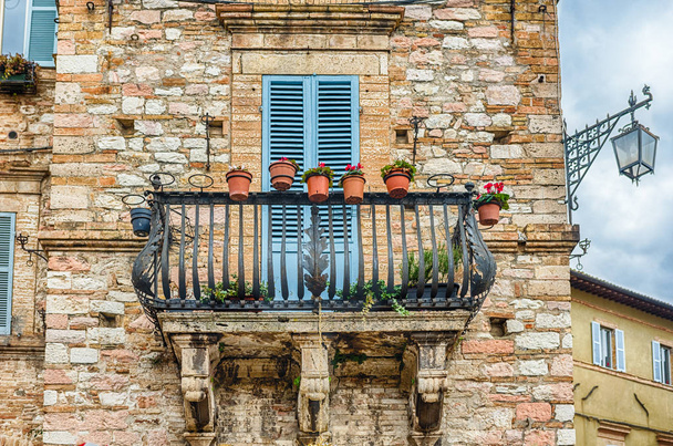 Orta İtalya 'nın en güzel ortaçağ kasabalarından biri olan Assisi' nin eski şehir merkezindeki tarihi binalar. - Fotoğraf, Görsel