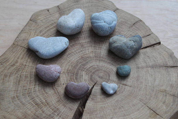 Playa colorida encontró corazones de piedra
 - Foto, Imagen