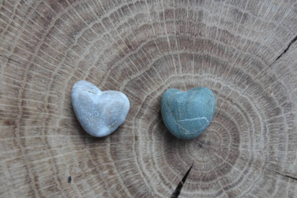 Kleurrijke strand gevonden stenen harten - Foto, afbeelding