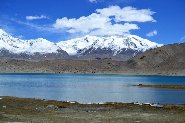 Lac Karakul et montagnes de pamir dans le Xinjiang, route Karakorum, Chine
 - Photo, image