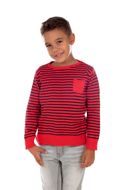 Mooie Latijns-kind met rode gestreepte shirt geïsoleerd op een witte achtergrond - Foto, afbeelding