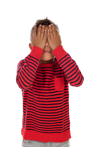 kleine lateinische Kinder, die ihre Augen isoliert auf weißem Hintergrund bedecken - Foto, Bild