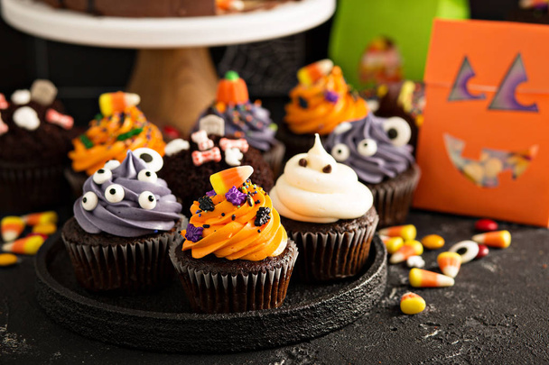Halloween cupcakes with decorations - Zdjęcie, obraz