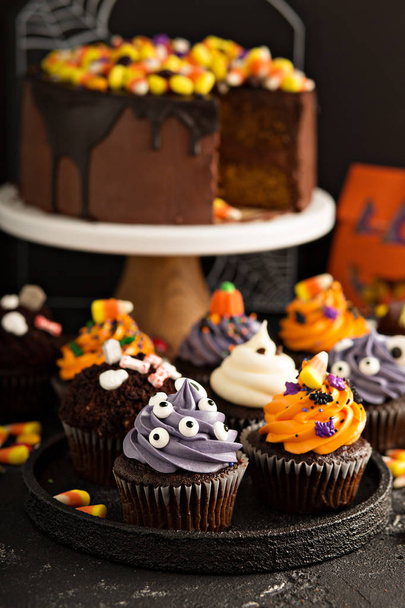 Halloween cupcakes with decorations - Φωτογραφία, εικόνα