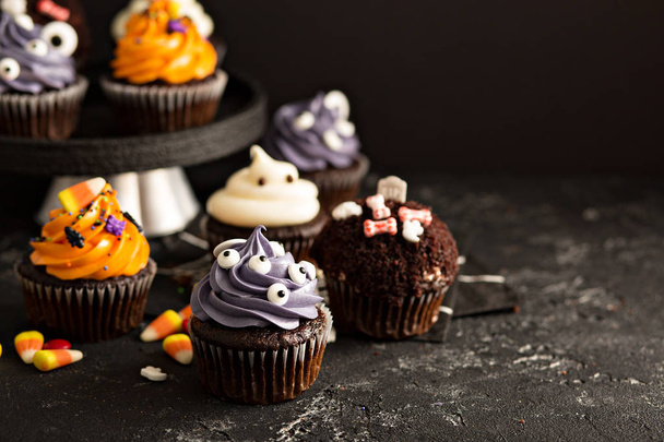 Halloween cupcakes with decorations - 写真・画像