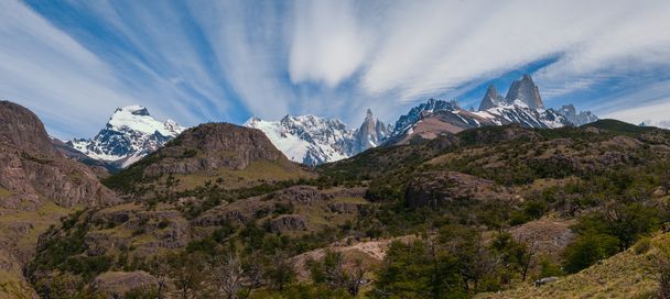 Cerro Torre e Fitz Roy da estrada de trekking em direção ao acampamento base
 - Foto, Imagem