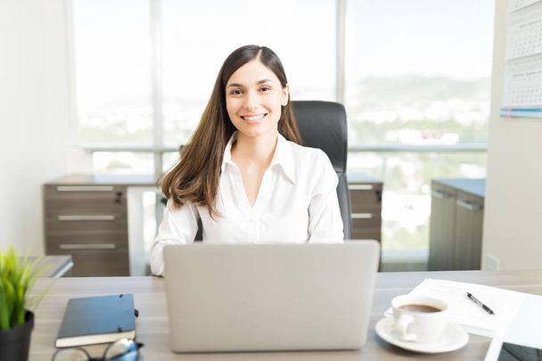 Πορτρέτο της επιτυχημένης αφεντικό δείχνει ικανοποίηση με ένα χαμόγελο στο γραφείο - Φωτογραφία, εικόνα
