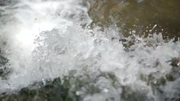Detailní záběr záběr vodopádu v pomalém pohybu. - Záběry, video