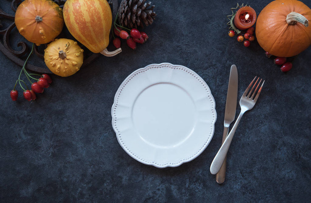 Thanksgiving tabel instellen, herfst decor met pompoenen - Foto, afbeelding