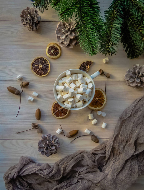 Őszi csendélet, forró kakaót, marshmallows, a fenyő és a kúp, a citrom, a levelek, fehér fa háttér felülnézet. objektumcsoport - Fotó, kép
