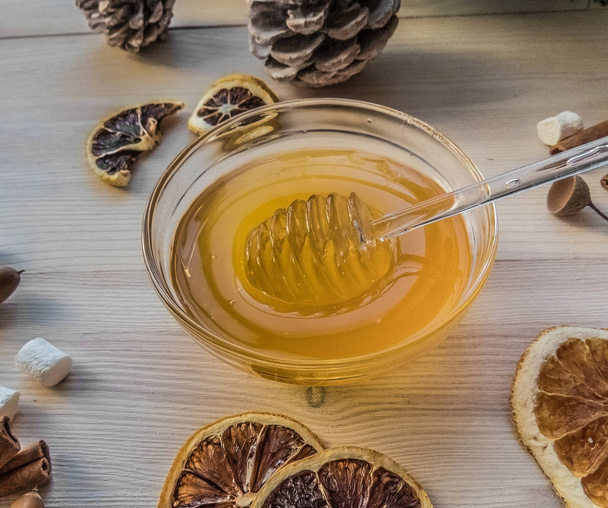 φθινόπωρο νεκρή φύση με μέλι, marshmallows, πεύκο και κώνους, λεμόνι, φύλλα, σε λευκό φόντο ξύλινη κάτοψη. το αντικείμενο ομάδας τσάι με μέλι - Φωτογραφία, εικόνα