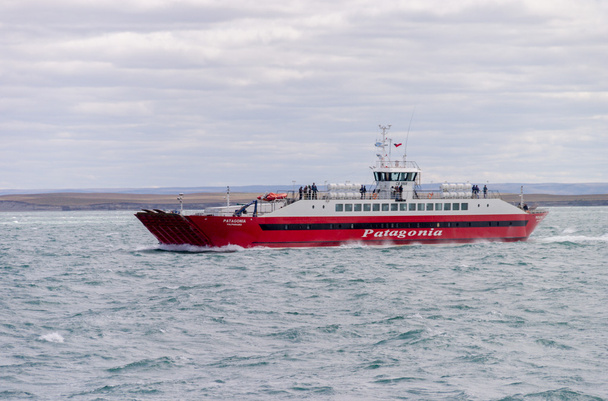 Ferry dans le détroit de Magellan
 - Photo, image