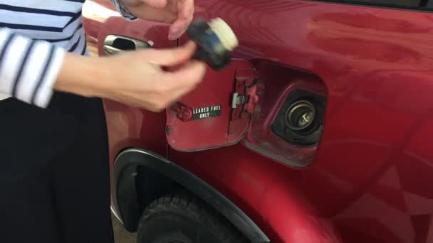 ガソリン スタンドで車を縮充の女性 - 映像、動画