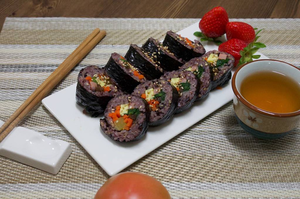 Корейская еда чёрный рис кимбап
 - Фото, изображение