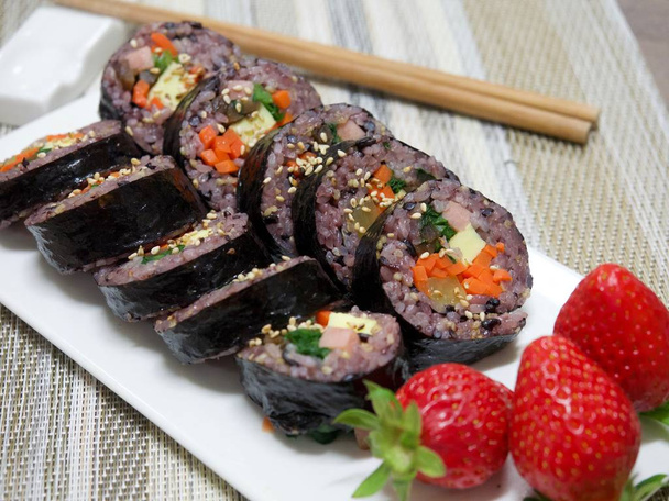 Корейская еда чёрный рис кимбап
 - Фото, изображение