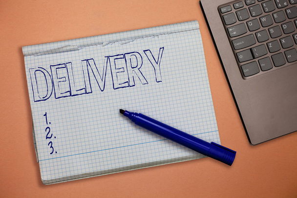 Signo de texto que muestra Delivery. Fotografía conceptual acción de entrega de cartas paquetes o mercancías Dar a luz
 - Foto, Imagen
