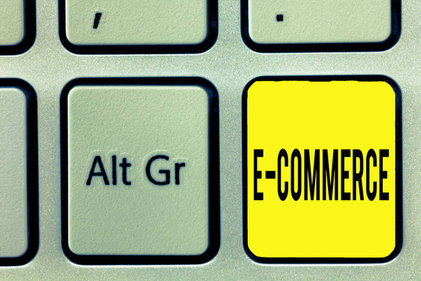 Εννοιολογική χέρι γραφή δείχνει E Commerce. Επαγγελματίες φωτογραφία κείμενο εμπορικές συναλλαγές πραγματοποιούνται ηλεκτρονικά στο διαδίκτυο - Φωτογραφία, εικόνα