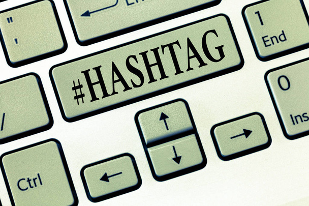 Γράφοντας κείμενο λέξη Hashtag. Επιχειρηματική ιδέα για Internet ετικέτα για τα social media επικοινωνιακή στρατηγική μηχανή αναζήτησης - Φωτογραφία, εικόνα
