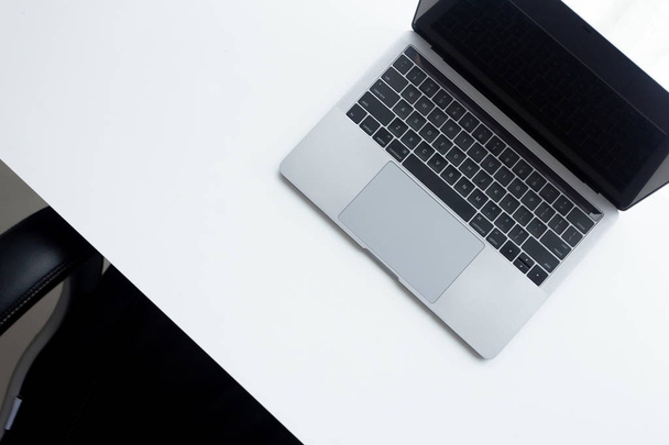 Scrivania Posto di lavoro con laptop su tavolo bianco a casa ufficio
 - Foto, immagini