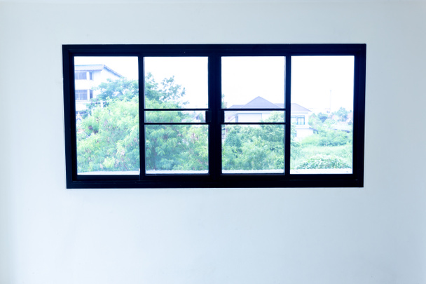 вікно і двері чорний алюміній на стіні
 - Фото, зображення