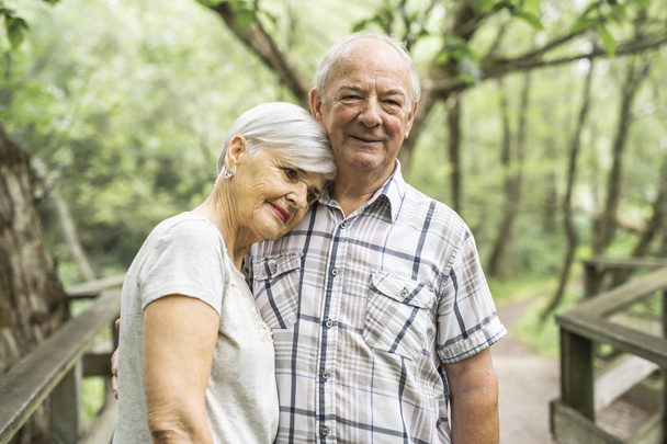 Happy old elderly caucasian couple in a park - Foto, afbeelding