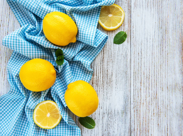 Fresh lemons on a white wooden table - Foto, Bild