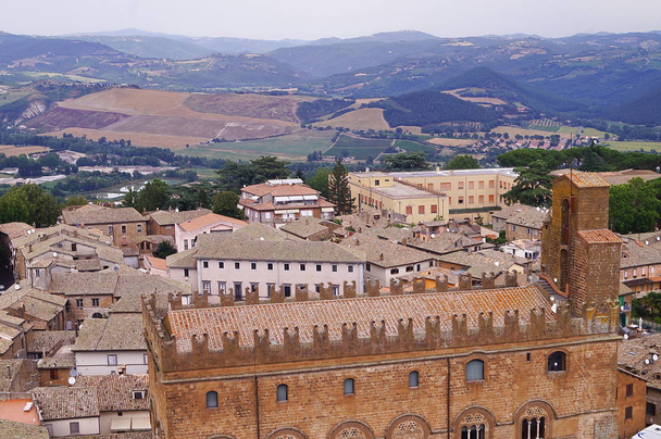 Vista aérea do Palácio do Popolo, Orvieto, Itália
 - Foto, Imagem