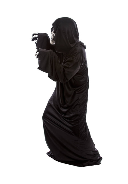 O ceifeiro sombrio ou o traje de Halloween de morte isolado em um fundo branco. O esqueleto está a usar um roupão preto com capuz. Ele está fazendo poses assustadoras engraçadas
. - Foto, Imagem