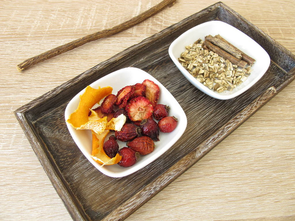 Ingredientes para chá de frutas com frutas secas, casca de laranja e raiz de alcaçuz
 - Foto, Imagem