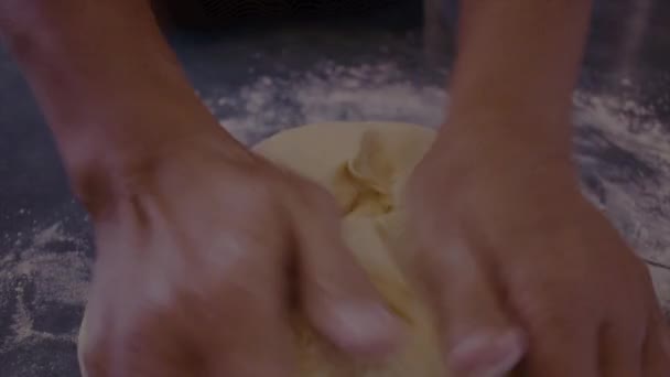 Mains de la femme pétrissant la pâte
 - Séquence, vidéo