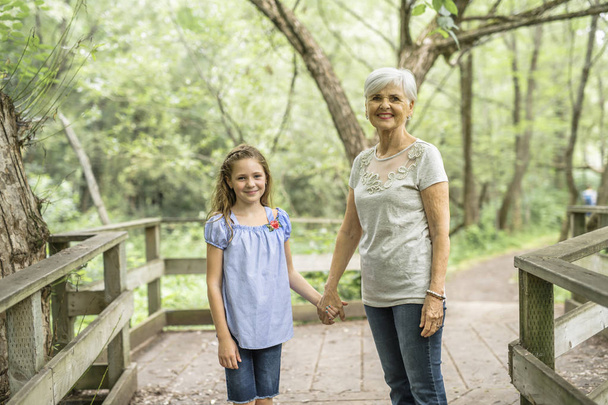 Grandmother and granddaughter spend the weekend in the park - Fotoğraf, Görsel