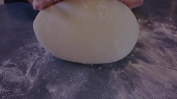 Mãos de mulher amassando massa de farinha
 - Filmagem, Vídeo