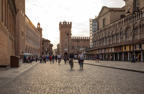 Ferrara, Olaszország - 2017. június 10.: Via Trento Trieste, Ferrara, Ferrara történelmi központjában Italy.Square, egy találkozóhely, a polgárság és a turisták - Fotó, kép