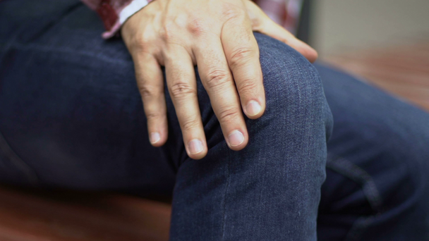 Mann spürt Knieschmerzen im Stehen, Meniskusschaden, Arthritis Nahaufnahme - Filmmaterial, Video