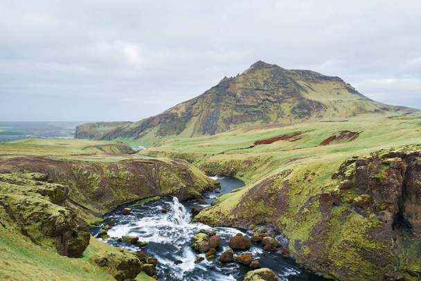 Pohled na zelené údolí řeky Skoga poblíž vodopádu Skogafoss. Úžasná příroda Islandu - Fotografie, Obrázek