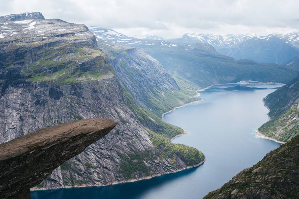 Trolltunga - jeden z Norwegii najbardziej spektakularny widok. Jezioro Ringedalsvatnet. Summer krajobraz z widokiem na góry - Zdjęcie, obraz