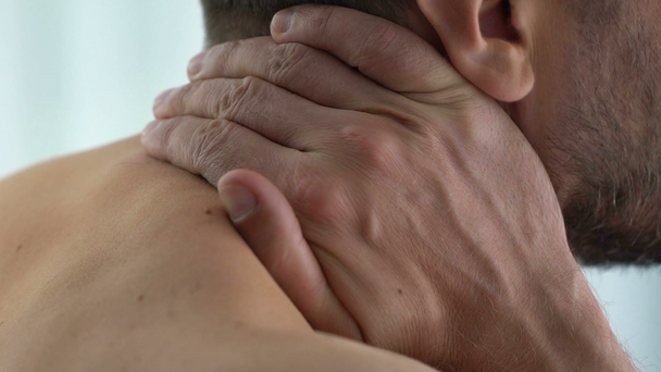 Paciente massageando pescoço, sentindo dor na coluna vertebral, espasmo doloroso, medicina, cuidados de saúde
 - Filmagem, Vídeo