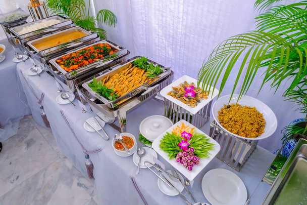 Cena buffet tailandesa en la boda bellamente arreglada
 - Foto, Imagen