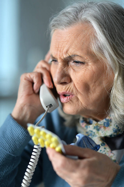 Portrait of upset senior woman calling doctor  - Photo, image