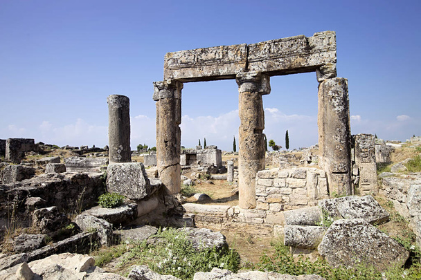 Hierápolis, Turquía. Tumbas antiguas en la necrópolis II - siglo XIX
 - Foto, imagen