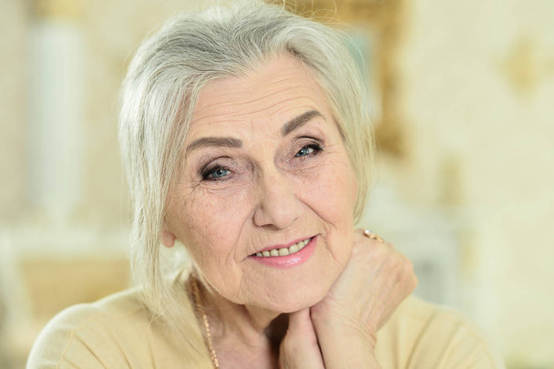 Portrait of happy senior woman in  posing at home - Foto, imagen