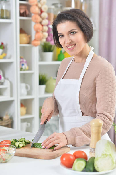 smiling woman  cooking at kitchen   - Foto, Imagen